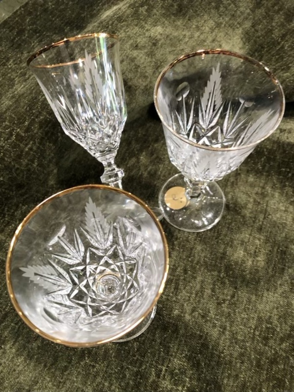 Clear Crystal Cut Wine Glass with Gold Rim - Picture 4 of 5